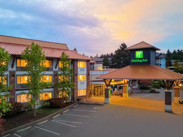 Holiday Inn Express & Suites Victoria (Elk Lake Area)
